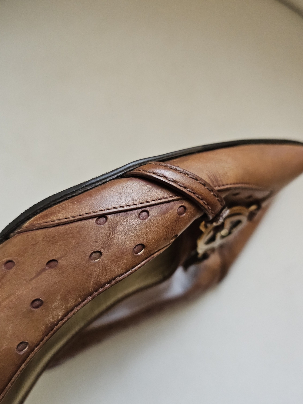 Gucci Vintage Tan Leather Pointed-Toe Kitten Heels with Gold Logo - Picture 10 of 14